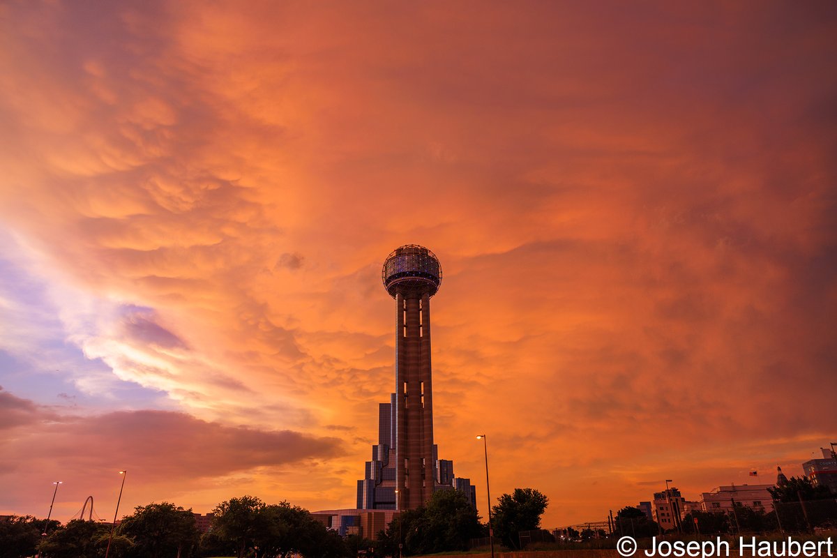 Got Reunion Tower with the stunning sunset Mammatus clouds this evening over Dallas. #dallas #weekendvibes
