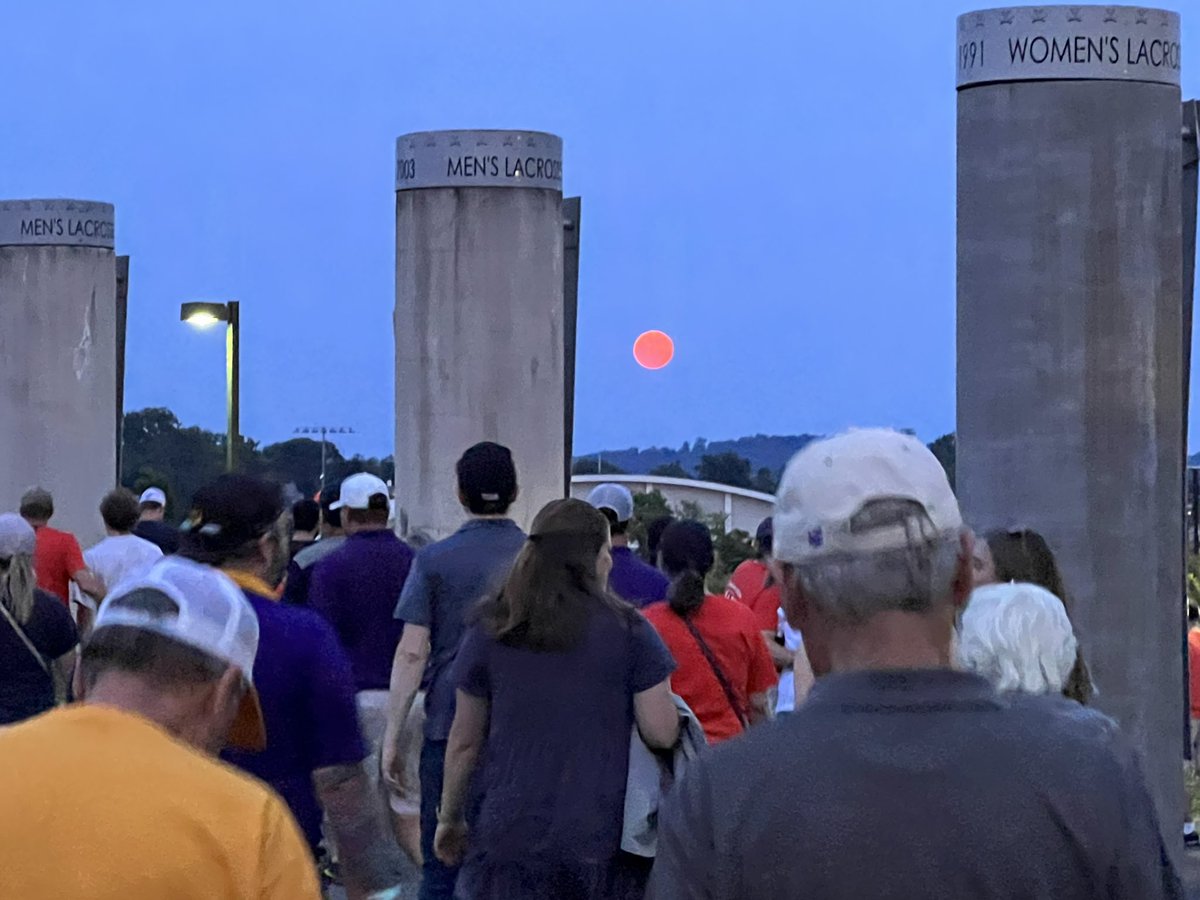 Wahoo moon tonight to celebrate <a href="/UVABaseball/">Virginia Baseball</a>’s win! #GoHoos #RoadToOmaha