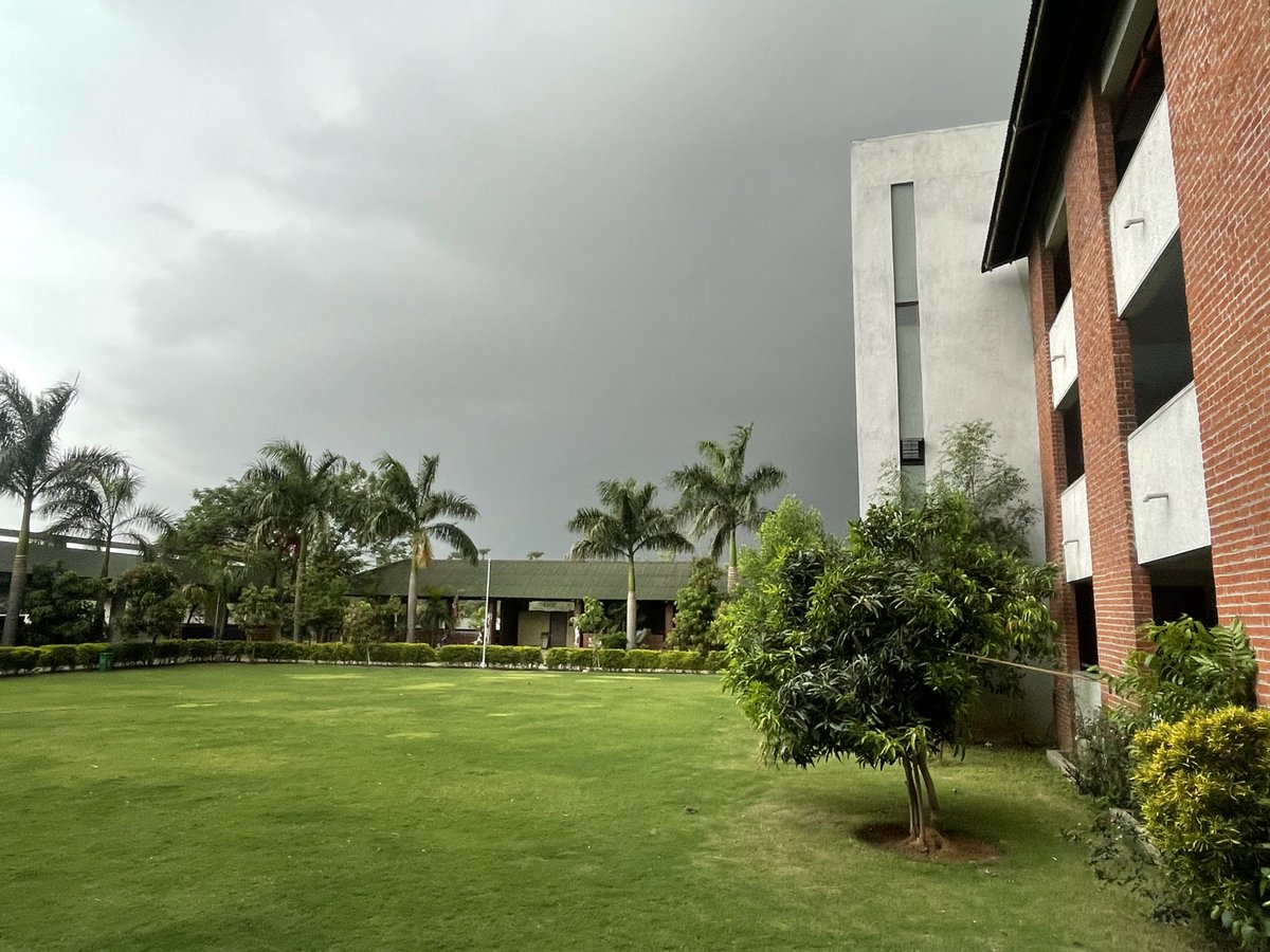 AmritVidTweets's tweet photo. At our campus, 30 minutes back it looked so beautiful https://t.co/kIUrQa2WGv