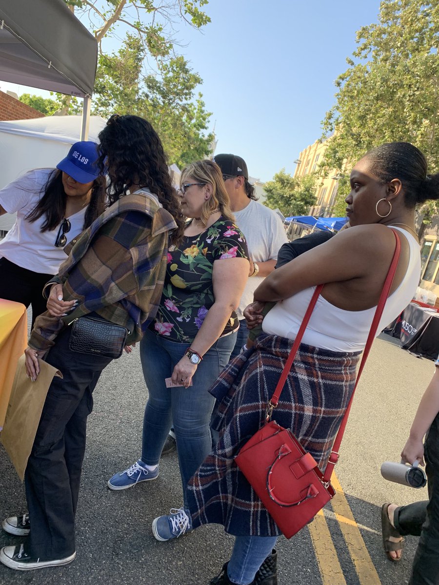 Foot traffic, y’all. Bienvenidos a De Los! Local folks eager to learn more about our cool #Latinidad content project and meet the team behind the new initiative @ DTSA ArtWalk.