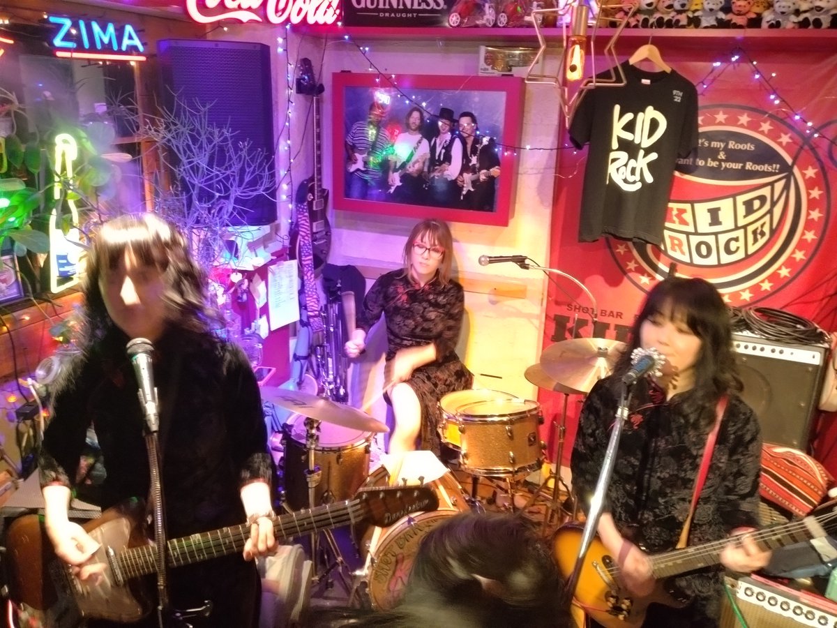 URNK39's tweet photo. 昨夜めちゃめちゃ楽しかった〜🍻バンドもハコも人も空気も最高やったぞ🎸🍻💃
最終的にふ○っぱらで撃沈しちゃったのが悔やま��るが…w
#lovebites #tvorphans #theplusones
#メタルのほうじゃない福岡のLOVEBiTESな❗💘 https://t.co/WR2xevwBz5