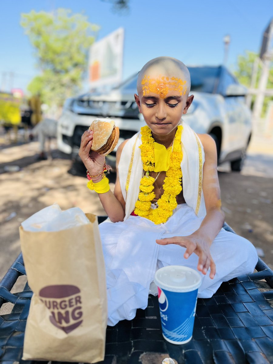 BATUK 👶 BREAK 🤪 
<a href="/BurgerKing/">Burger King</a>   #vyomnijanoi #upnaynsanskar #yagnopavit #batuk #hungry #hungerbreak #burgerking #foodie