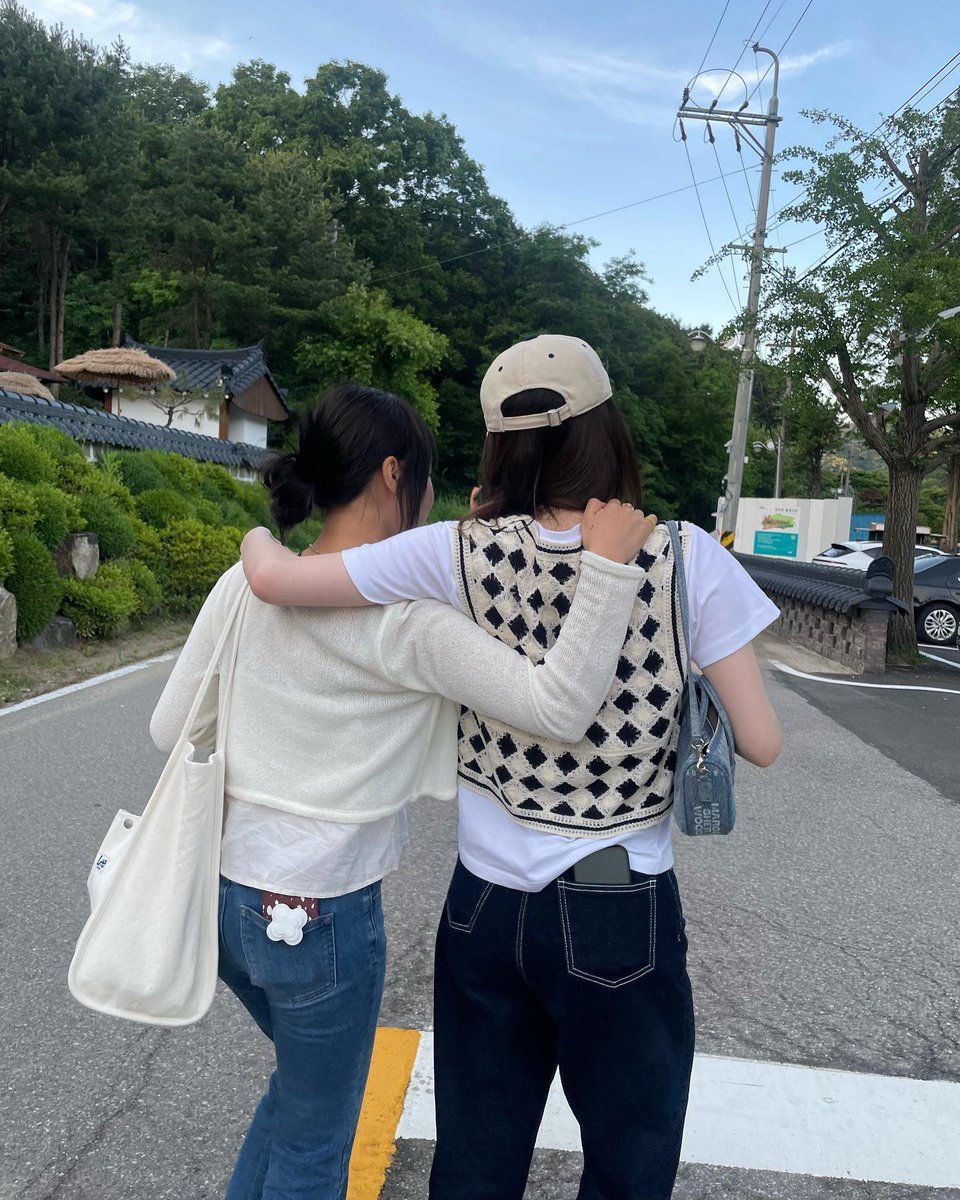 Yeonjung hanging out with Yoojung and Chaeyeon 😍😍😍
Look how cuteeee she is 😭😭