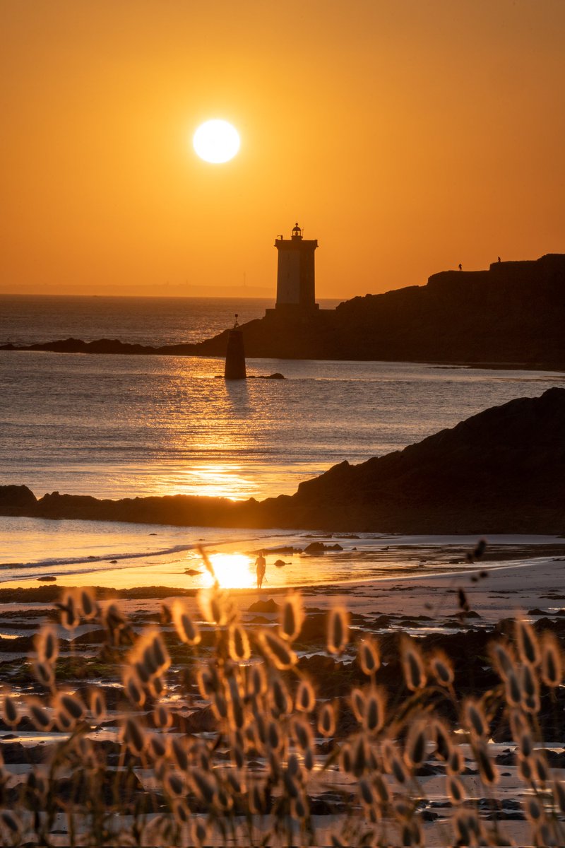 La plage de Portez au Conquet avec vue sur le phare de Kermorvan.