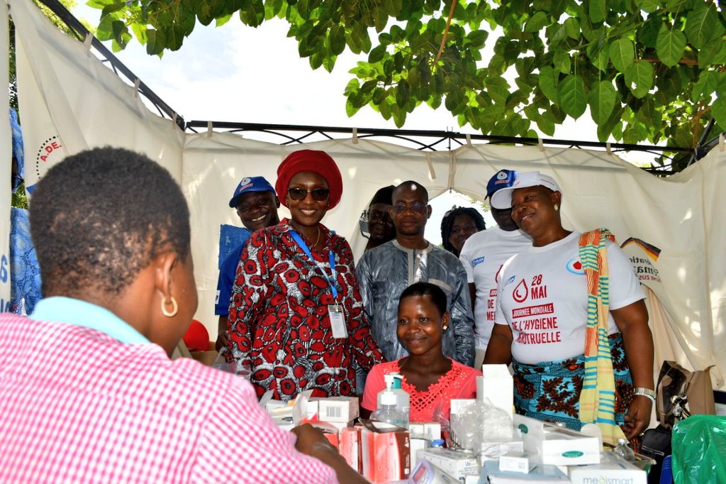 PlanIntTogo's tweet photo. À Sotoboua le 03 Juin, la célébration a continué par la remise de plaidoyer des filles à @Awafba, les visites de stands animés par ces dernières, et la clinique mobile. Cela ayant permis de prendre en charge 115 personnes pour les IST, et les méthodes de PF.
#MHDay2023 #TgTwittos https://t.co/LjX3GWq9dZ