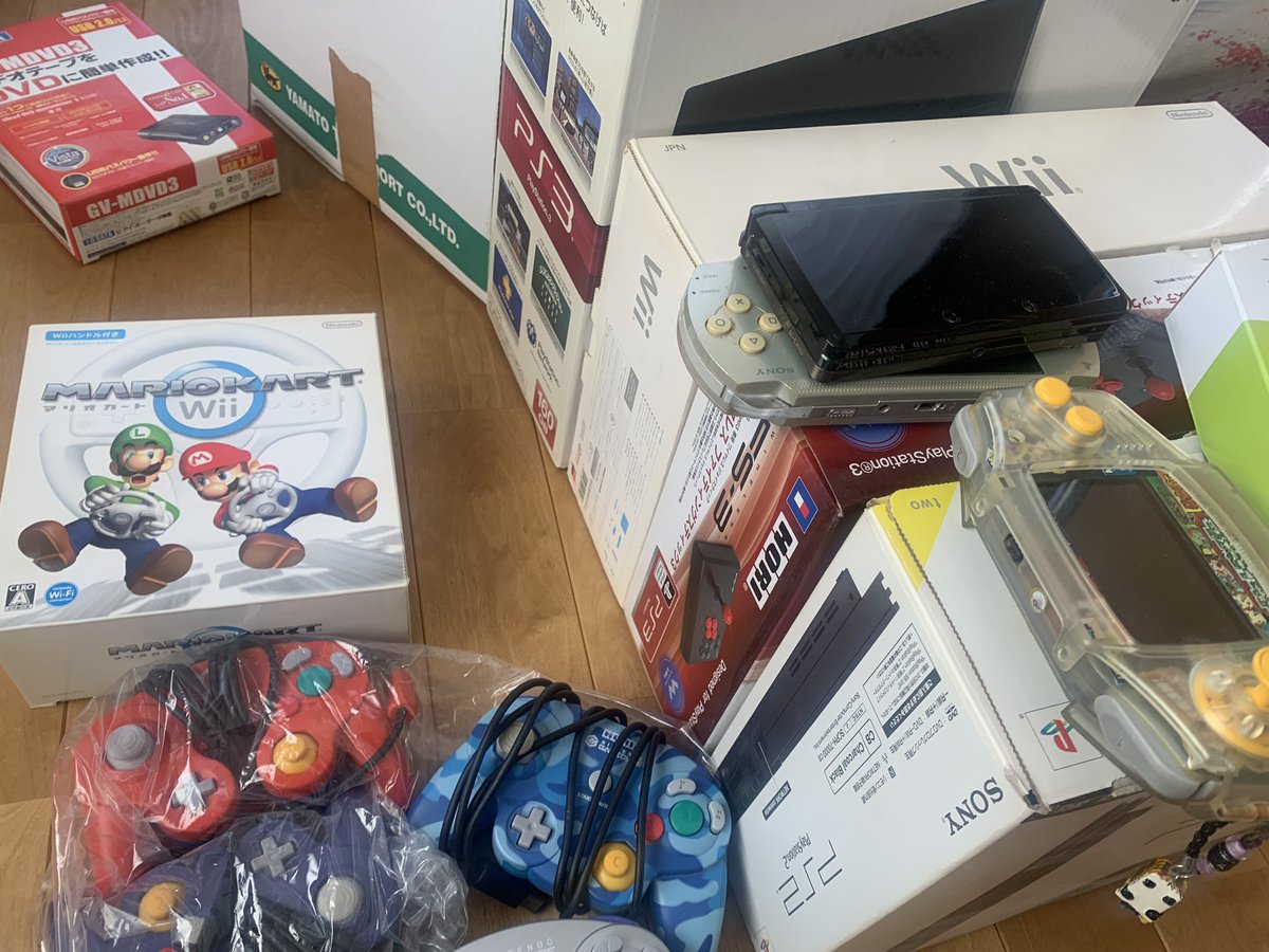 mTy47rDnfefM1Uv's tweet photo. 職場の部下から頂いたゲーム機一式...
😨😨😨
こんなあるとは思わんかった😰
持ち主の元ご主人かなりのゲーマーじゃないのか❓
PS3 PS2 PSP new3DSLL wii GCのコントローラー...
どうしよう😨絶対嫁に怒られる🤣
でも...ありがたやありがたや🙇‍♂️ https://t.co/xXJJOjUTrL