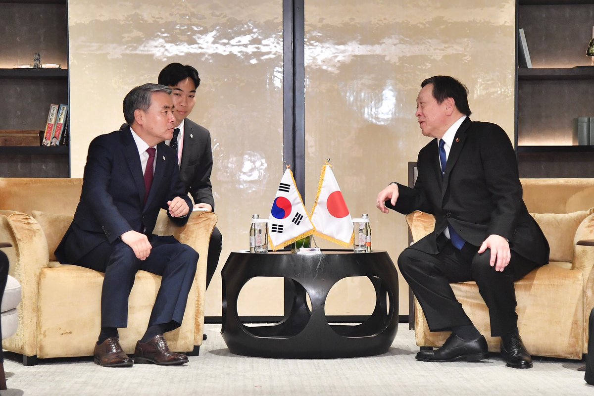 On June 4, #DMHamada held a meeting with DM Lee Jong-Sup of Republic of Korea at the Shangri-La Dialogue (#SLD23). 
mod.go.jp/en/article/202…