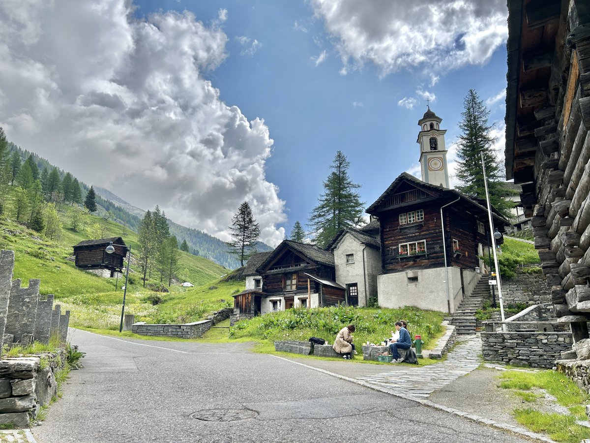 スイスの友人曰く、
贅沢とはお金を沢山使うことではない。

朝早く起きて、山にハイキングしてピクニックし、朝食を終えたのちに山の麓でジェラートとチーズを食べて帰宅したらシャワーを浴びて昼寝することだ。

ということでその体験をさせていただきました。