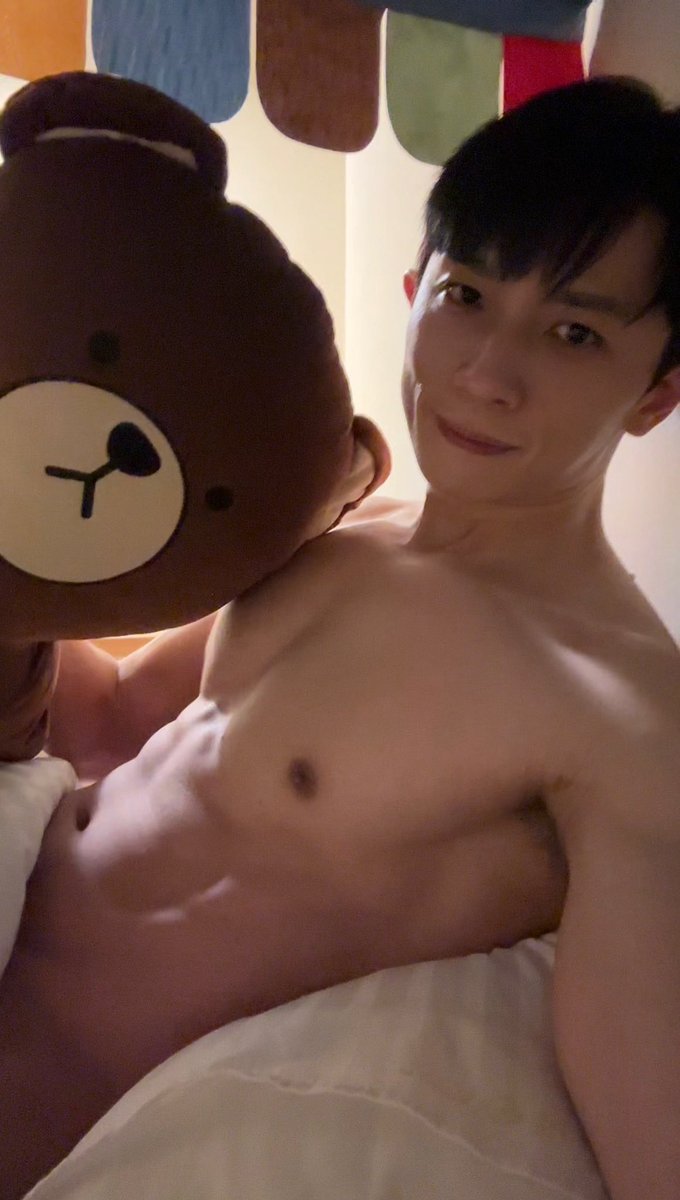 入睡前和🐻玩自拍