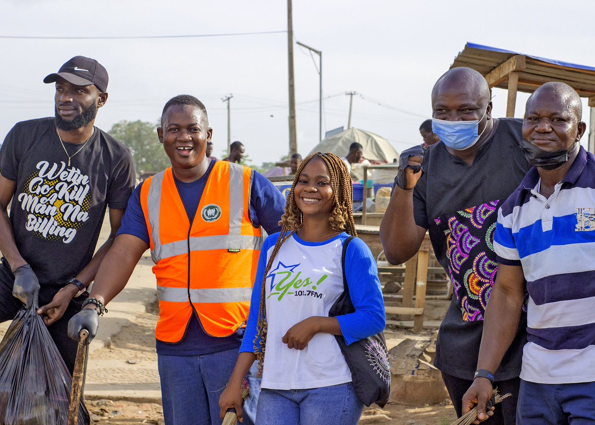 YesFMIbadan's tweet photo. Happy Sunday from some of the guys that made #CleanupIbadan come alive yesterday 💙

#JustSayYes https://t.co/cpJSK0qfO3