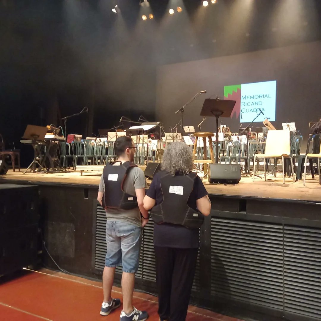 😃 Dues persones van gaudir del Memorial Ricard Cuadra gràcies a una prova pilot per promoure l’accessibilitat auditiva. 

🙌 Una iniciativa de <a href="/ccbergueda/">Consell Comarcal del Berguedà</a> i <a href="/AjuntamentBerga/">Ajuntament de Berga</a> 

🎶 Van portar motxilles connectades a un sistema de transmissió que vibraven al ritme de la música.