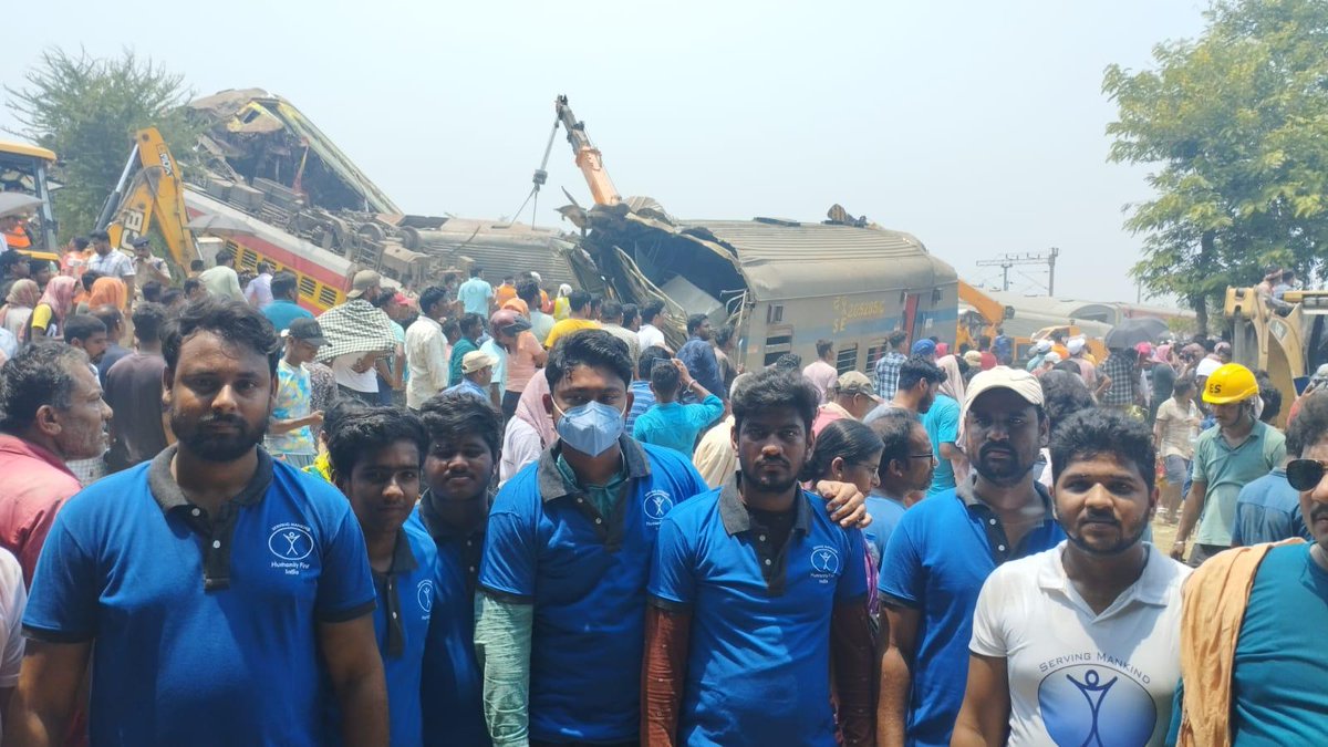 thattampoochi's tweet image. &quot; Humanity in Action! 🌍🤝   A dedicated team of Humanity First volunteers extending a helping hand to survivors &amp;amp; relief workers affected by the tragic Odisha train accident.   #OdishaTrainTragedy #SupportAndRecovery #CommunityStrong 💙✨&quot;