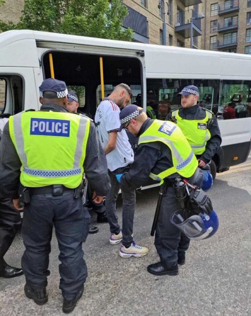 @HillsboroughSu1 @FA @wembleystadium @metpoliceuk I didn't want to show the shirt. But did want to show his arrest.

I hope #ManchesterUnited
Issue a lifetime ban.

#JFT97