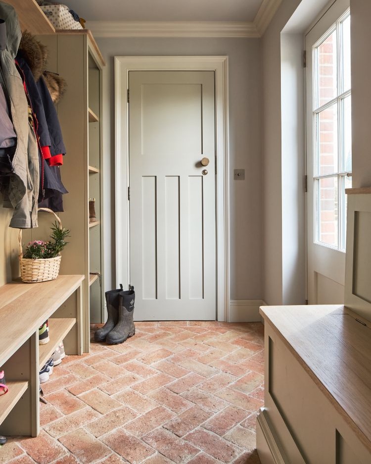 ArtisansDevizes's tweet image. Durable, rustic and a firm favourite within our collections, our Marlborough Terracotta tile works particularly well in boot rooms and high traffic areas. The brick format adds form and structure to this beautiful space by @olivetreerenovations.