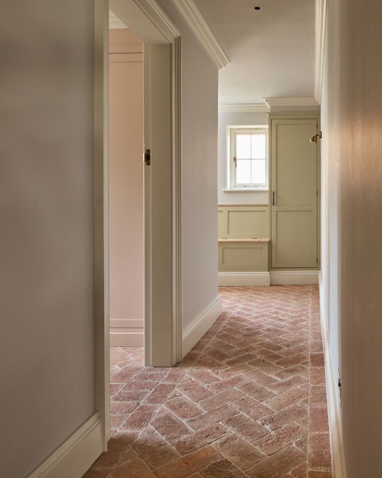 ArtisansDevizes's tweet image. Durable, rustic and a firm favourite within our collections, our Marlborough Terracotta tile works particularly well in boot rooms and high traffic areas. The brick format adds form and structure to this beautiful space by @olivetreerenovations.