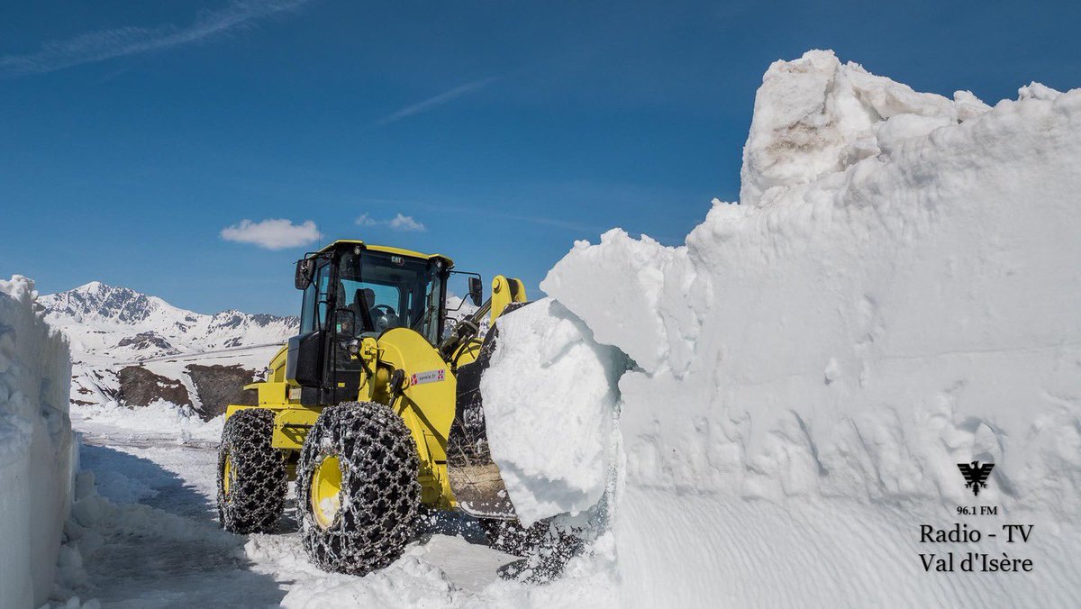 KRIS_3D's tweet photo. 🚜 Le déneigement en cours du Col de l’Iseran = la tradition pour Val d’Isère et le plus haut col routier d’Europe.

⛰️ 9 juin - ouverture du col / Val d’Isère devient le point de passage entre Maurienne et Tarentaise

#Valdisere #Iseran #saisonestivale 

📷 Radio Val https://t.co/rDwO8YXfpF