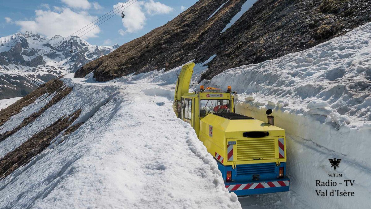 KRIS_3D's tweet photo. 🚜 Le déneigement en cours du Col de l’Iseran = la tradition pour Val d’Isère et le plus haut col routier d’Europe.

⛰️ 9 juin - ouverture du col / Val d’Isère devient le point de passage entre Maurienne et Tarentaise

#Valdisere #Iseran #saisonestivale 

📷 Radio Val https://t.co/rDwO8YXfpF