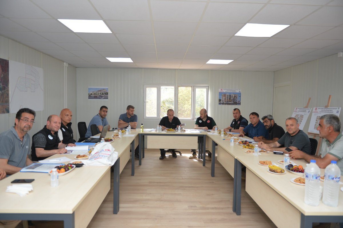 Toki_Kurumsal's tweet photo. 📍 Hatay

TOKİ Başkanımız Ömer Bulut ve beraberindeki heyet, Hatay Hassa, Antakya ve Kırıkhan'da yapımına başlanan deprem konutlarımızın şantiyelerinde koordinasyon toplantısı gerçekleştirdi. Ardından sahada incelemeler yapıldı. https://t.co/JtErl1ytVQ