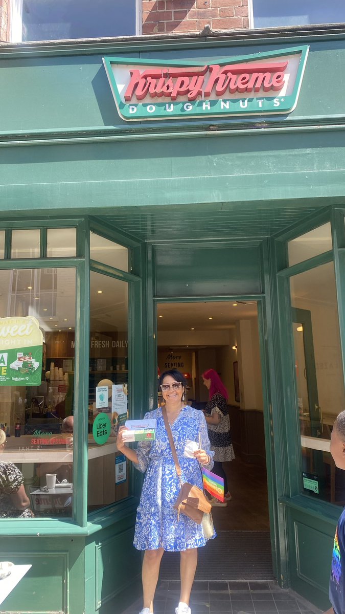 donnashade's tweet photo. Amazing customer service @krispykreme York city. Bailey was absolutely superb helping me choose some birthday donuts, and really made my day!  Thank you Bailey, you are a star ⭐️ #big50 #halfcenturybirthday #bestdonuts #customerserviceexcellence https://t.co/XAVcaPap7W