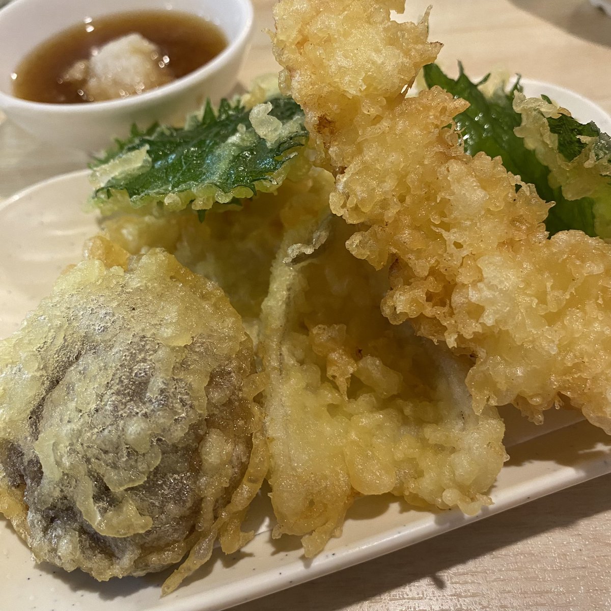 SakabaChannel's tweet photo. 京橋『立ち呑み天ぷら魚漁』さんに初来店🌟

とにかく色々安くて美味しい🤤

〜メモ〜
キス　160円
しそ　110円
えび　160円
蓮根　110円
しいたけ　110円

#京橋　#グルメ
#立ち呑み
#天ぷら
#海鮮 https://t.co/ZY9y75dnin