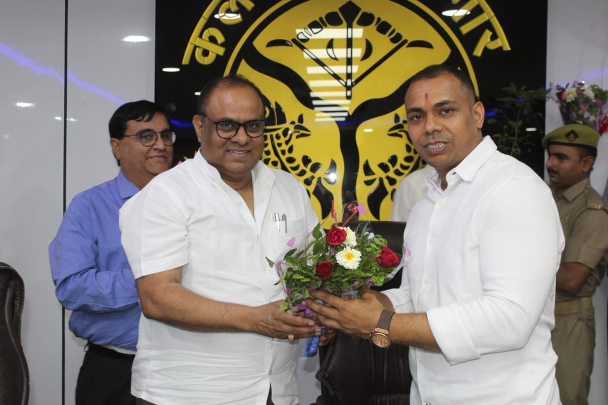 जनपद बागपत में 18 जनवरी 2021 से 3 जून 2023 तक का आदरणीय सर <a href="/IasRajkamal/">Raj Kamal IAS</a> जी आपका सफर बहुत ही स्मर्णीय रहा है, आपने बागपत को एक बहुत ऊंचे स्थान तक ले जाने का कार्य बहुत सफल भूमिका से निभाया है, मैं ओर मेरे स्वास्थ विभाग की ओर से आपके उज्ज्वल भविष्य की कामना करते है।🙏🙏 <a href="/BagpatDm/">DM Baghpat</a>