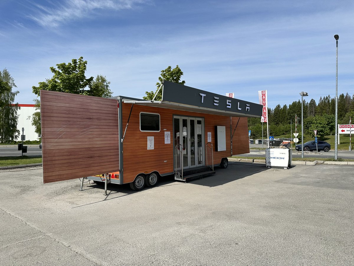 roaming-norway-on-twitter-tesla-service-booth-at-the-supercharger