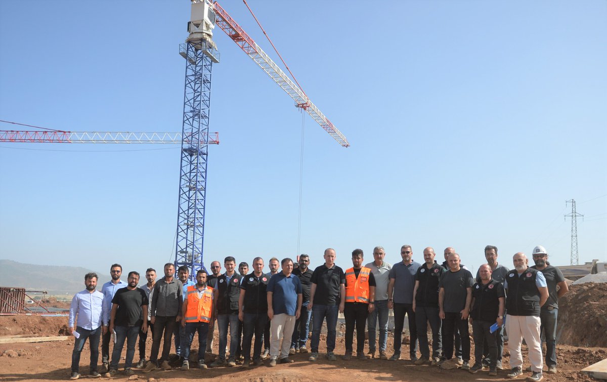 Toki_Kurumsal's tweet photo. 📍 Hatay

TOKİ Başkanımız Ömer Bulut ve beraberindeki heyet, Hatay Hassa, Antakya ve Kırıkhan'da yapımına başlanan deprem konutlarımızın şantiyelerinde koordinasyon toplantısı gerçekleştirdi. Ardından sahada incelemeler yapıldı. https://t.co/JtErl1ytVQ