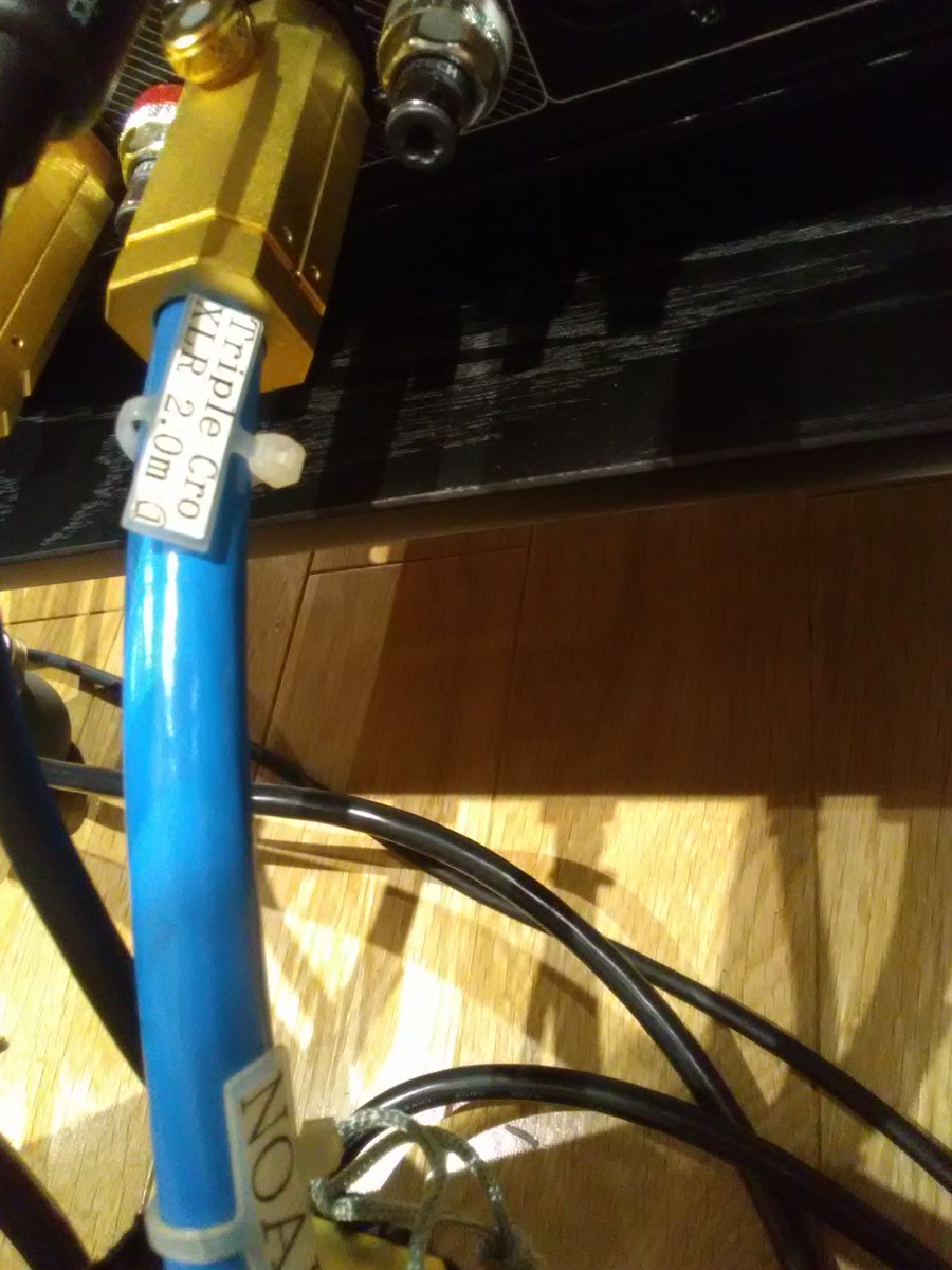 oku_papa's tweet image. 普通なら気付かないような微妙な音の揺れが、優しく頬を撫でますです。お国は違いますが、&quot;バイカル湖なみの究極の透明度&quot;を思わせます。

シマムセン３Ｆにて販売中です（お取り寄せ）。
#siltech #audio #オーディオ #シマムセン #大阪日本橋 #試聴