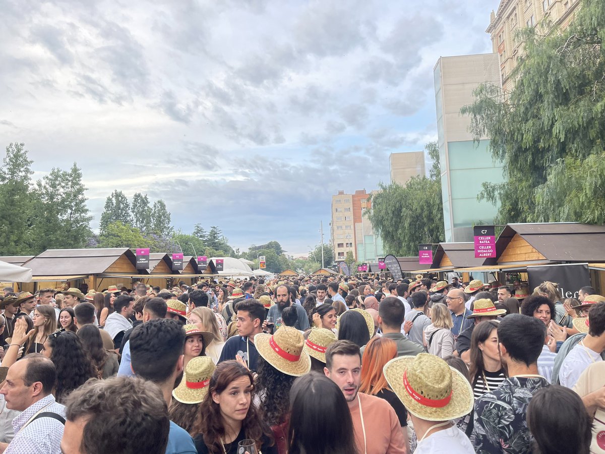Espectacular ”Reus Viu el Vi”. A la plaça de la Llibertat no hi cabia ni una agulla. Moltes felicitats Jordi Just! amb el teu equip de <a href="/cambrareus/">Cambra de Reus</a> ho heu petat!!
