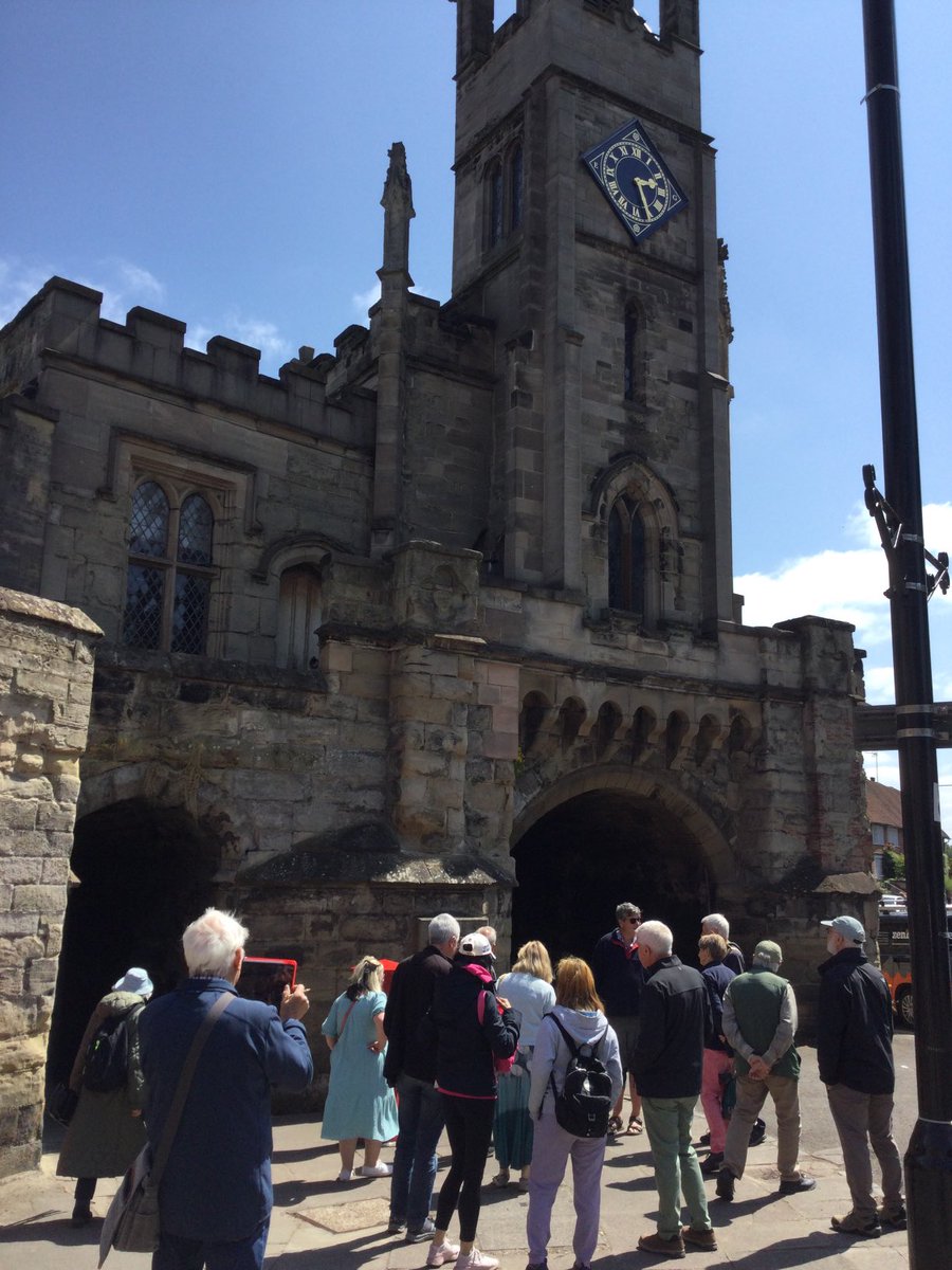 Eastgate Arch, #Warwick on our #geoweek ##geoweek2023 Town Walk. Locally quarried Bromsgrove Sandstone, a historic letterbox and a drinking fountain with a Blue Lias connection.  ⁦@GeoWeekUK⁩ ⁦@pavementgeology⁩ #urbangeology