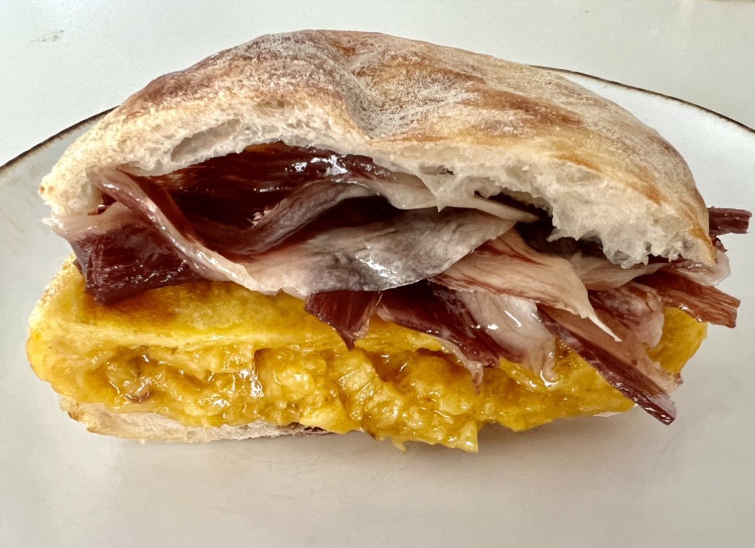 Uno de mis desayunos favoritos, paso a paso. La mejor tortilla de patatas de bolsa. Una receta fácil que se prepara en 10 minutos, jugosa y sabrosa, que nunca falla. En <a href="/elpais_gastro/">EL PAÍS Gastro</a> elpais.com/gastronomia/20…