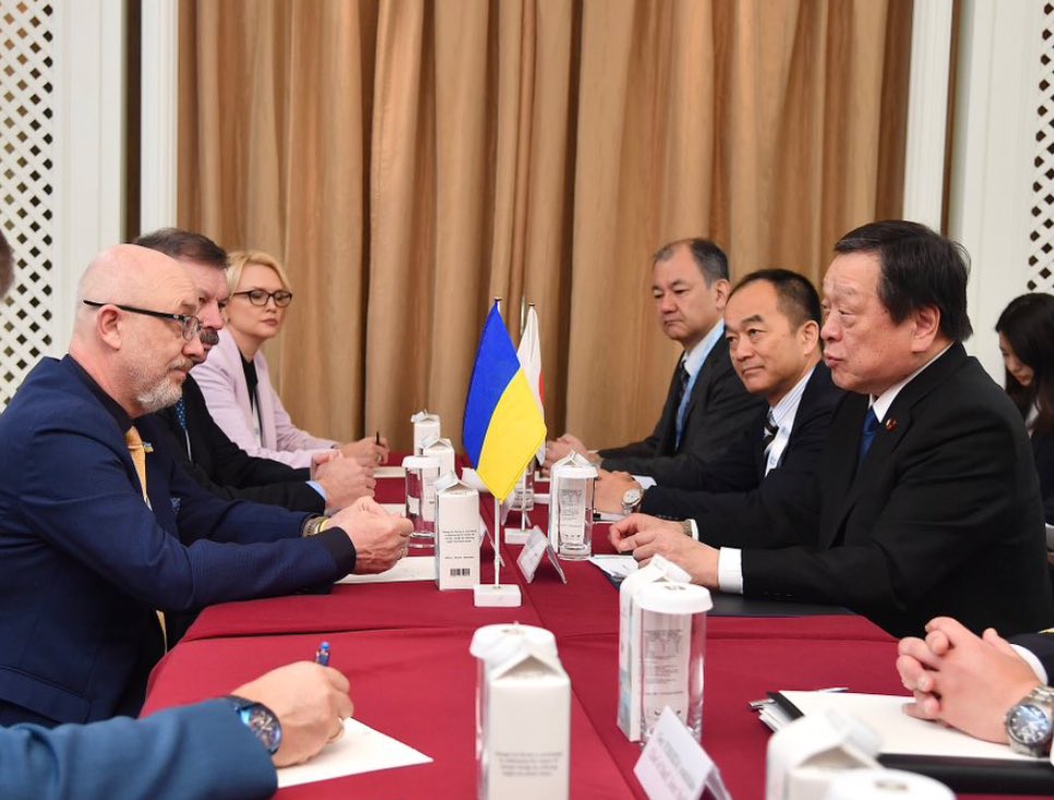 🇯🇵 _||~ 🇺🇦 UPDATE #DMHamada held a meeting with Minister @oleksiireznikov of #Ukraine. He delivered that #JMOD decided to provide around 100 SDF vehicles received Ukrainian injured soldiers to SDF CH 🏥’s #Reznikov expressed his gratitude #SLD23 #Japan