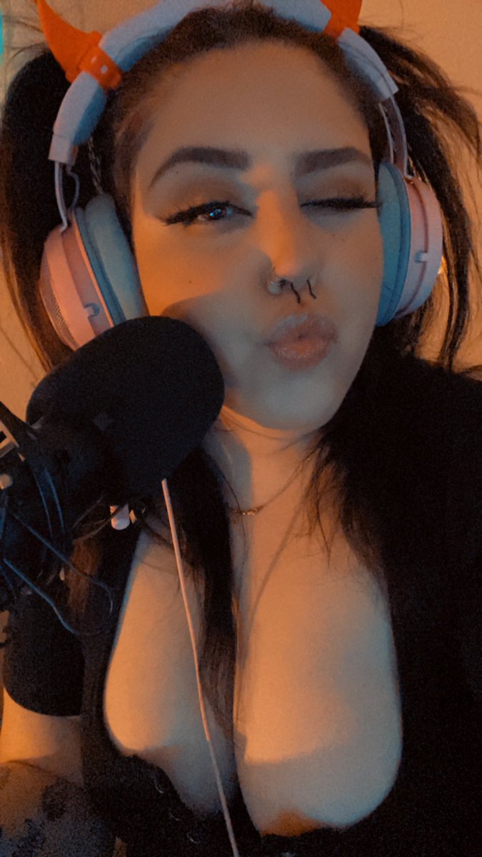 WhiteFox106 tweet media