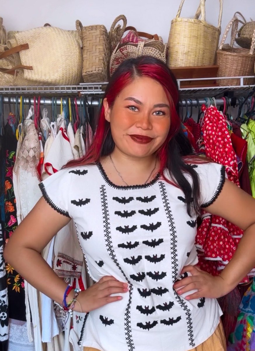 Me llegó mi blusa de murciélagos con cempasúchil y mi huipil de murciélagos. 🦇♥️ De la cooperativa Grecas de San Pedro Amuzgos , Oaxaca. 
Les dejo su IG: instagram.com/grecasmx?igshi…
Y su whats para pedidos: 954 154 8198