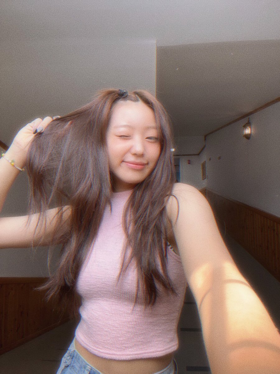 Lapillus_twt's tweet photo. Happy Sunday🔥💗✌️🌴

#Lapillus #라필루스 #Haeun #하은 https://t.co/4tAjcq7N2l