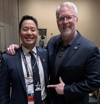 HeartOTXHeartMD's tweet image. Tagging my #CowboysNation buddy, @EugeneYenMD , on this magnificent win! 

#KrakenUp 😉😊🏈⚾️🏒

#GoodSport *

*Sorry, man. 

I am going to immortalize your #SportsManShip “ !😊