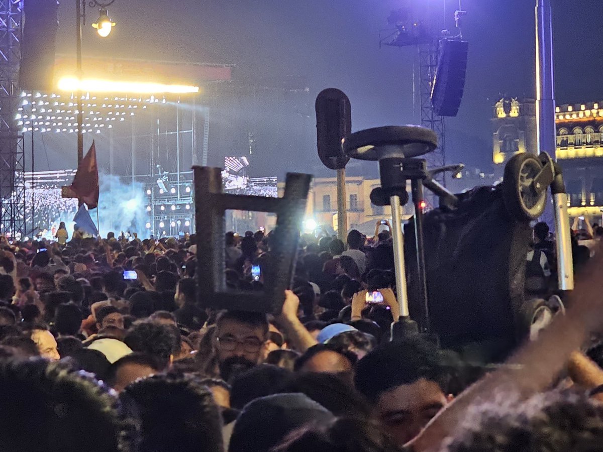 - ¿Cómo ves, amor? ¿Nos llevamos a la cría con todo y carriola al concierto de #LosFabulososCadillacs en el #Zocalo?
- Sí,  va a estar relax, puro ruquito 
- No se diga más,  trae el banquito también