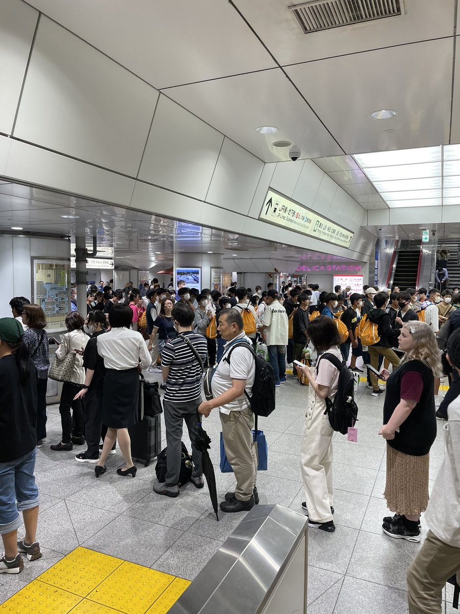 naoe_u's tweet photo. 2020年5月お昼の東京駅と昨日の昼過ぎの東京駅を定点観測。 https://t.co/BzMF2IBfSi