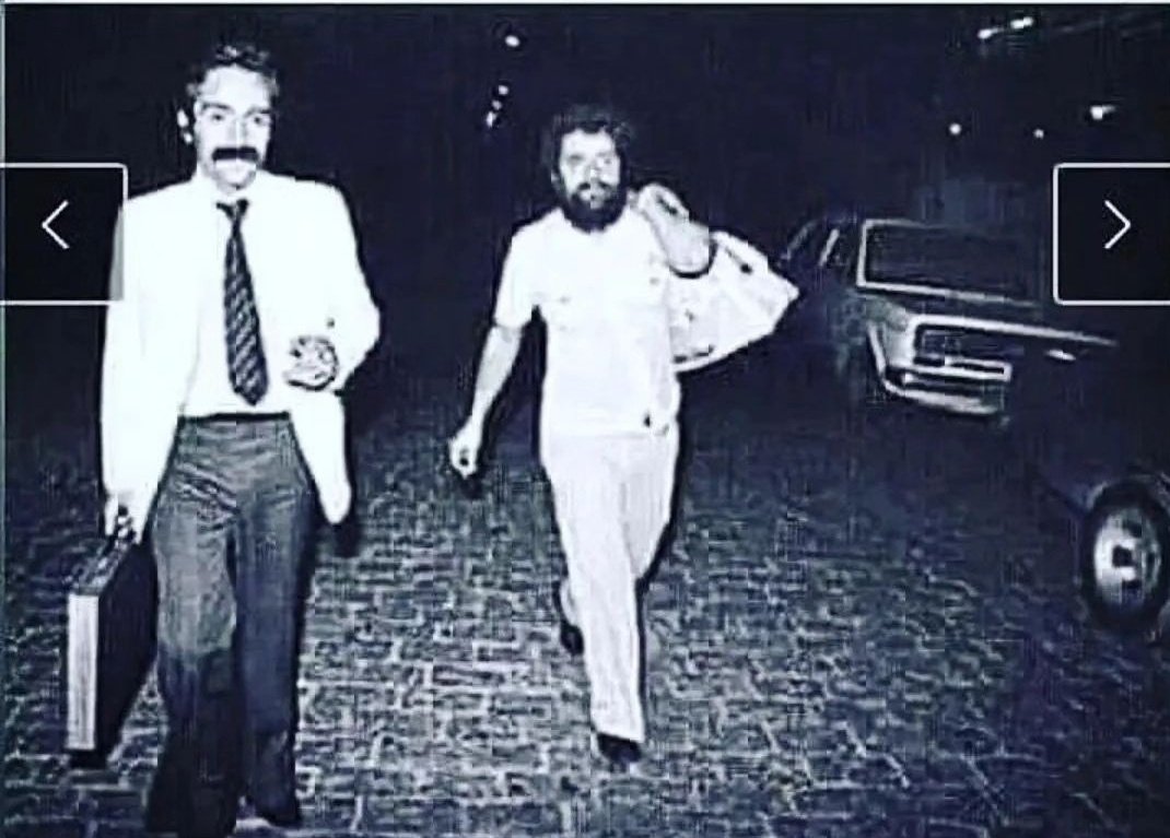 Esse é Lula saindo da prisao!!

Ele foi preso em 19 de abril de 1980, há quase 38 anos, durante uma greve de trabalhadores por aumento salarial que já durava 17 dias. O Brasil estava sob ditadura militar e prisões arbitrárias eram comuns na época. Ele ficou preso por 31 dias no…