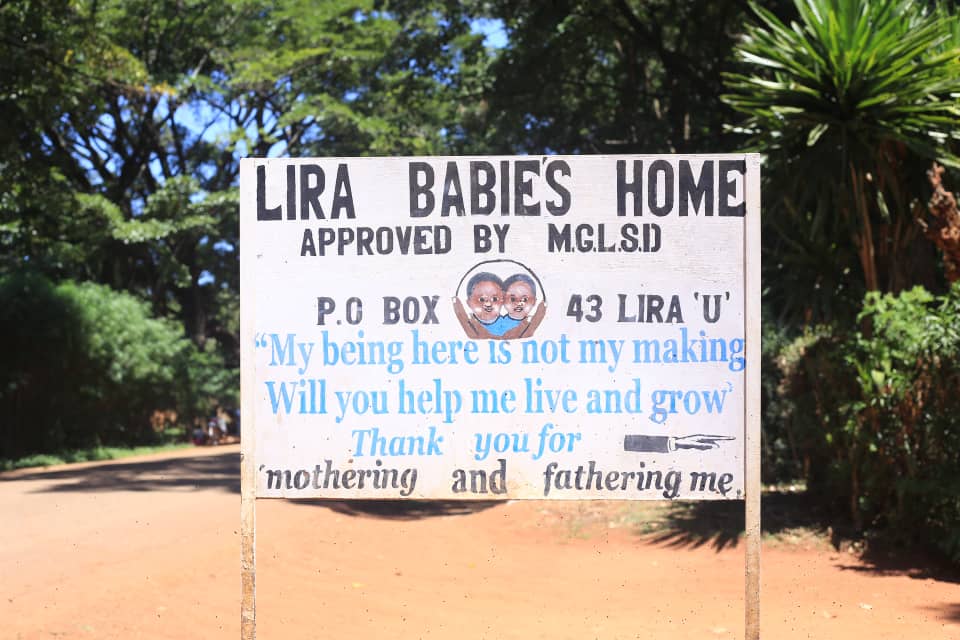 Before the kick-off of the #StanbicUgandaCup Final, a team from FUFA and Stanbic Bank handed over assorted items to Lira Babies Home. Dr. Apollo Ahimbisibwe represented the FUFA President at the event. Stanbic Bank was represented by Diana Kahunde, the Marketing Manager.