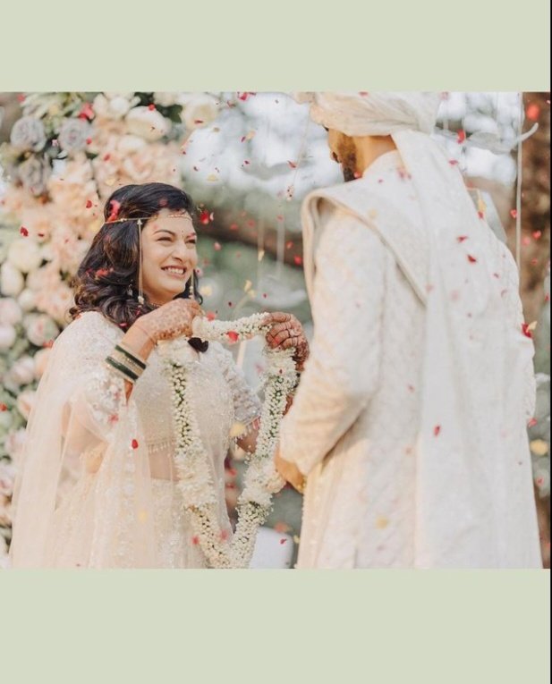 btownreport's tweet photo. #Congratulations💐 CSK &amp; Indian Cricketer #RuturajGaikwad and #UtkarshaPawar got married on June 3.😍❤️ The function was attended by family and close friends. While Gaikwad plays for India and Chennai Super Kings, his partner has represented Maharashtra in domestic cricket.❤️✨ https://t.co/ZOlfI7ojHx