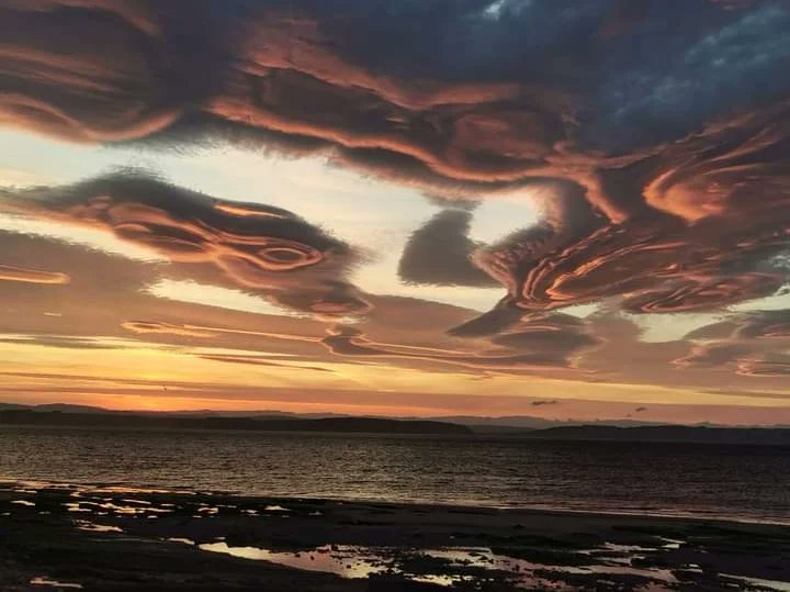 🇬🇧 Nuvens Lenticulares chamaram a atenção em Nairn Beach, no Reino Unido, na terça-feira, 23 de Maio. 😲 +

#UniversoNews1 #NairnBeach #Scotland #UnitedKingdom #clouds #storm #StormHour #WeatherUpdate #weatherretweet #BreakingNews #Twitter