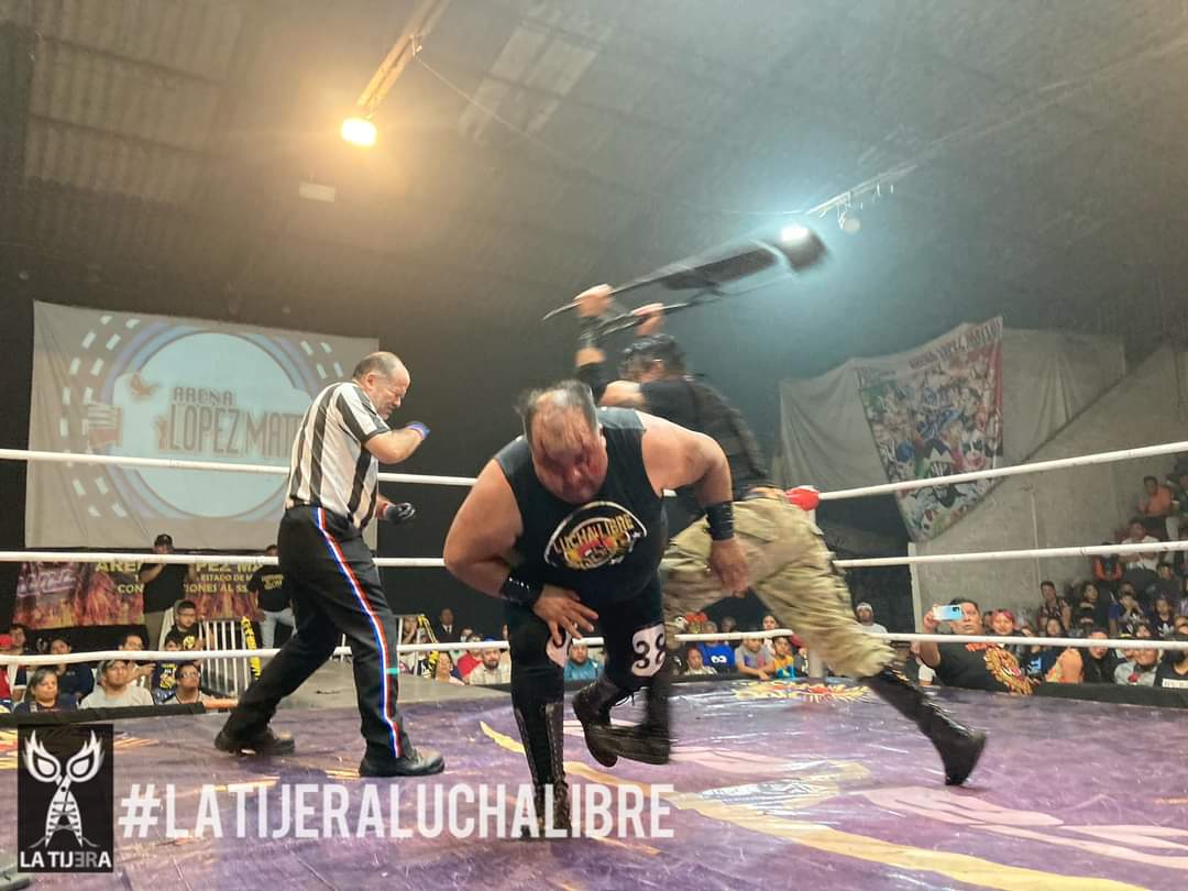 LaTijeraLucha's tweet photo. La #SektaNegra integrada por #FantasmaDeLaOperaJr #HijoDeCartaBrava y #Fandango se llevan la victoria ante #MochoCotaJr #SuperComando y #FlyStar, luego de que el ex Poder del Norte golpeara al referí #ElFrancés con una silla,para con esta acción determinara la descalificación... https://t.co/KVOxcovEtc