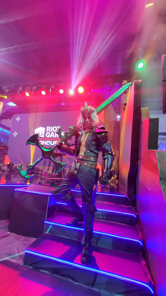EmmanDaBomb's tweet photo. "She IS my world."

@tolentweets 

LOL I'M SO SORRY @RiotMoosey

#RiotGamesPH
#RiotCONquest https://t.co/Y6JcNxMEiT