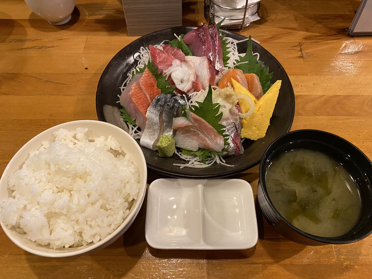 hayama2017's tweet photo. 今日のランチは金沢文庫にある地球食堂さん。刺身大好き定食まいうー(^^) https://t.co/vxDJzQsdyf