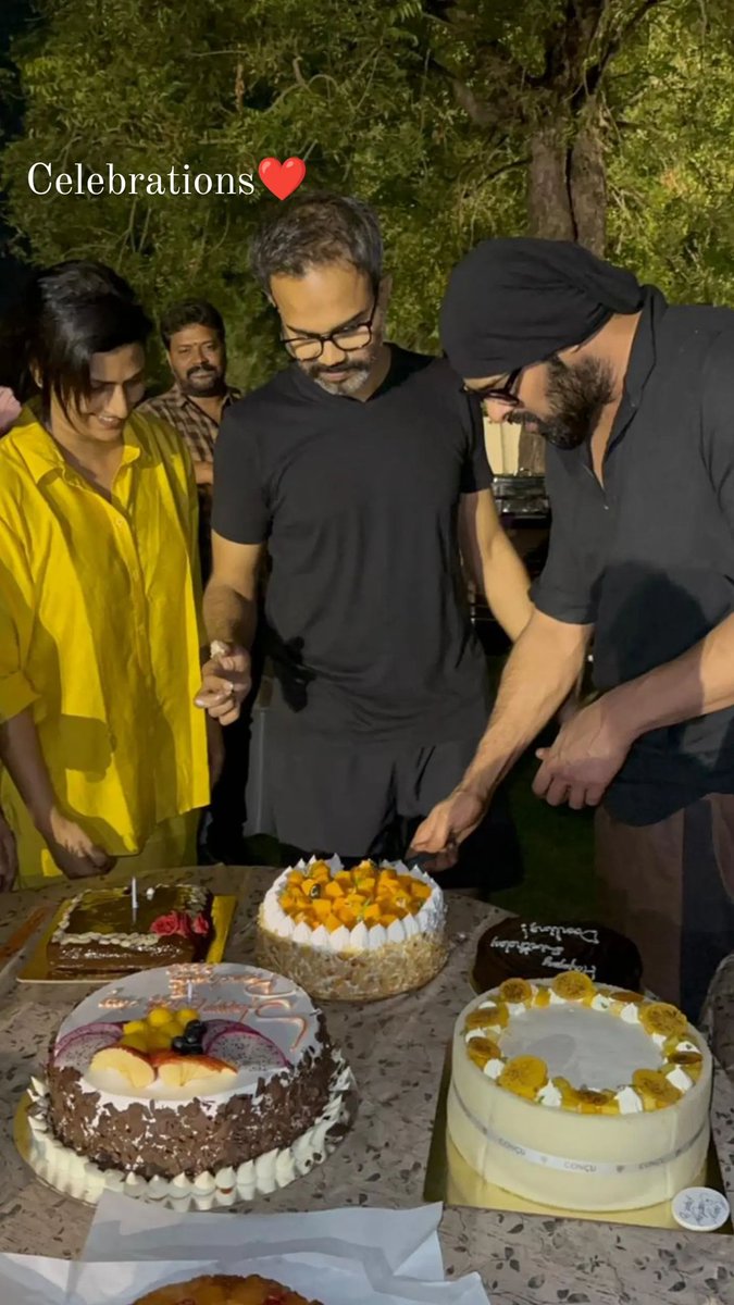 Here's another Snap of #PrashanthNeel Birthday Celebration at #Salaar Set shared by #LikithaNeel

 #HBDPrashanthNeel #LikithaReddyNeel #Prabhas #Prabhas𓃵 #HombaleFilms