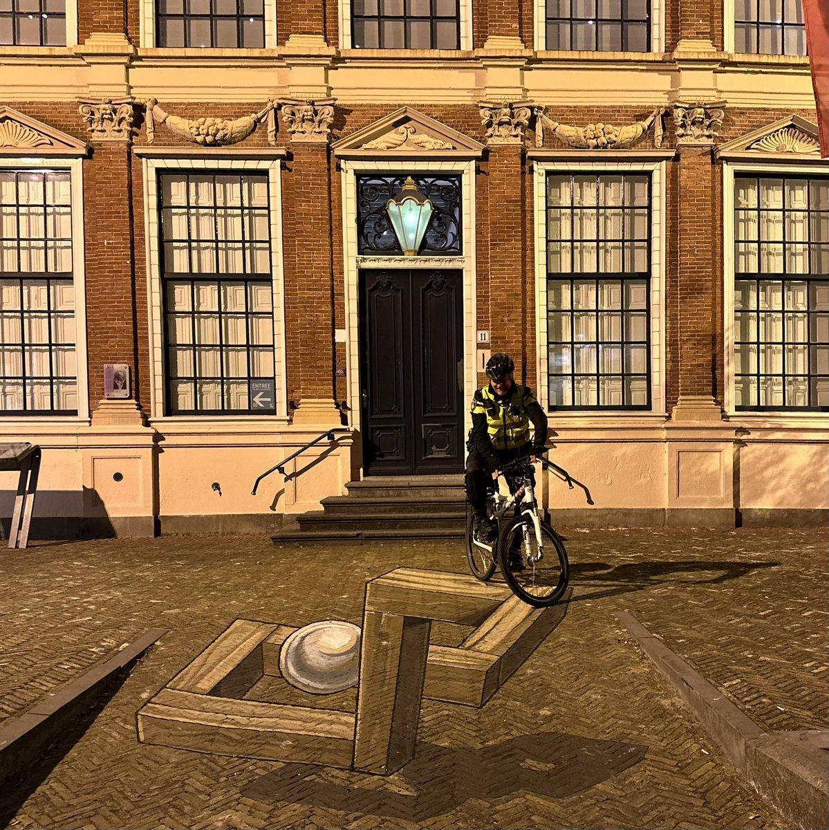 En dat was alweer de laatste horecadienst van dit weekend. Lekker druk in de horeca en een goede sfeer. Ondertussen even de bike skills kunnen onderhouden 😉🚲 op een echte Escher. Meer weten? Zie visitleeuwarden.com/nl/agenda/1678… #PolLWD #Leeuwarden #politiebiker #visitleeuwarden