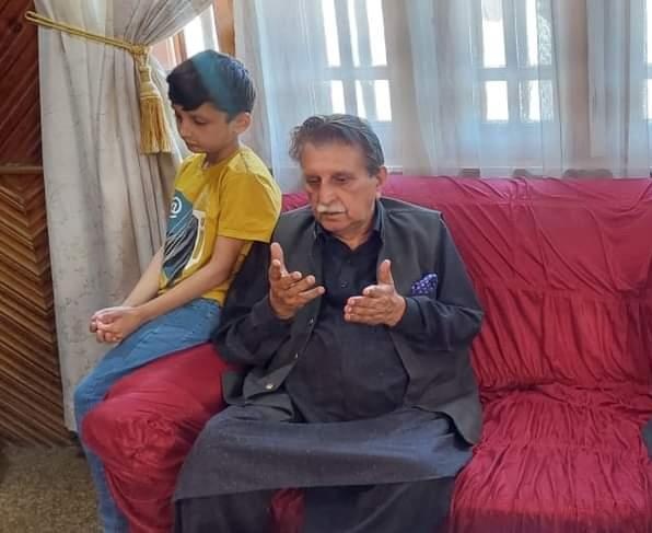 SagerSaghir's tweet photo. اپنی چہیتی تیرھویں ترمیم کو اپنے ہی ہاتھوں زندہ درگور کرنے کے بعد، راجہ فاروق حیدر صاحب اسکی بخشش کی دعا فرما رہے ہیں۔
#پندرھویں_آئینی_ترمیم
#Pmajk 
#qadirshah 
#Rajafarooq https://t.co/I9wMgIJ3Ph