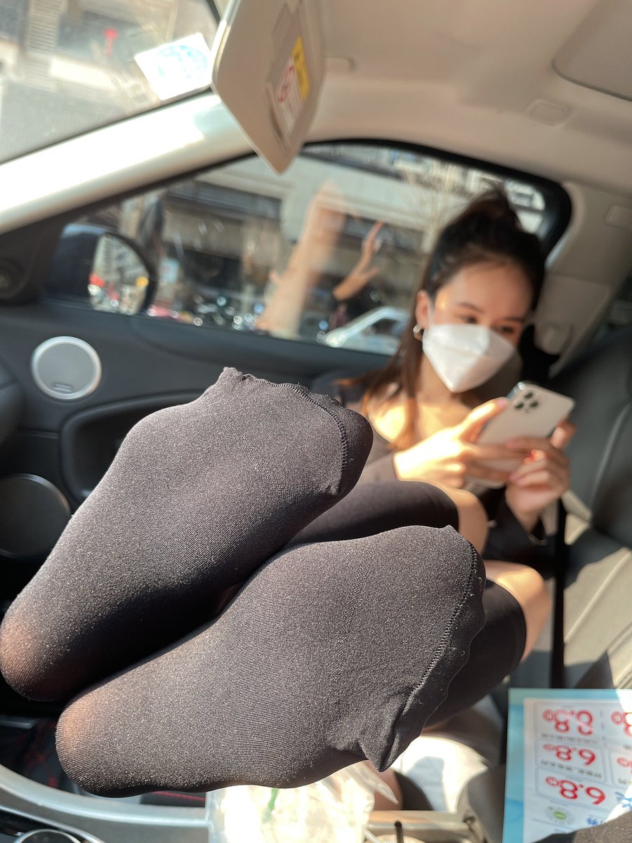 这袜子这么软套着应该很舒服吧

#原味丝袜 #反差 #黑丝 https://t.co/BSmUWSyhal