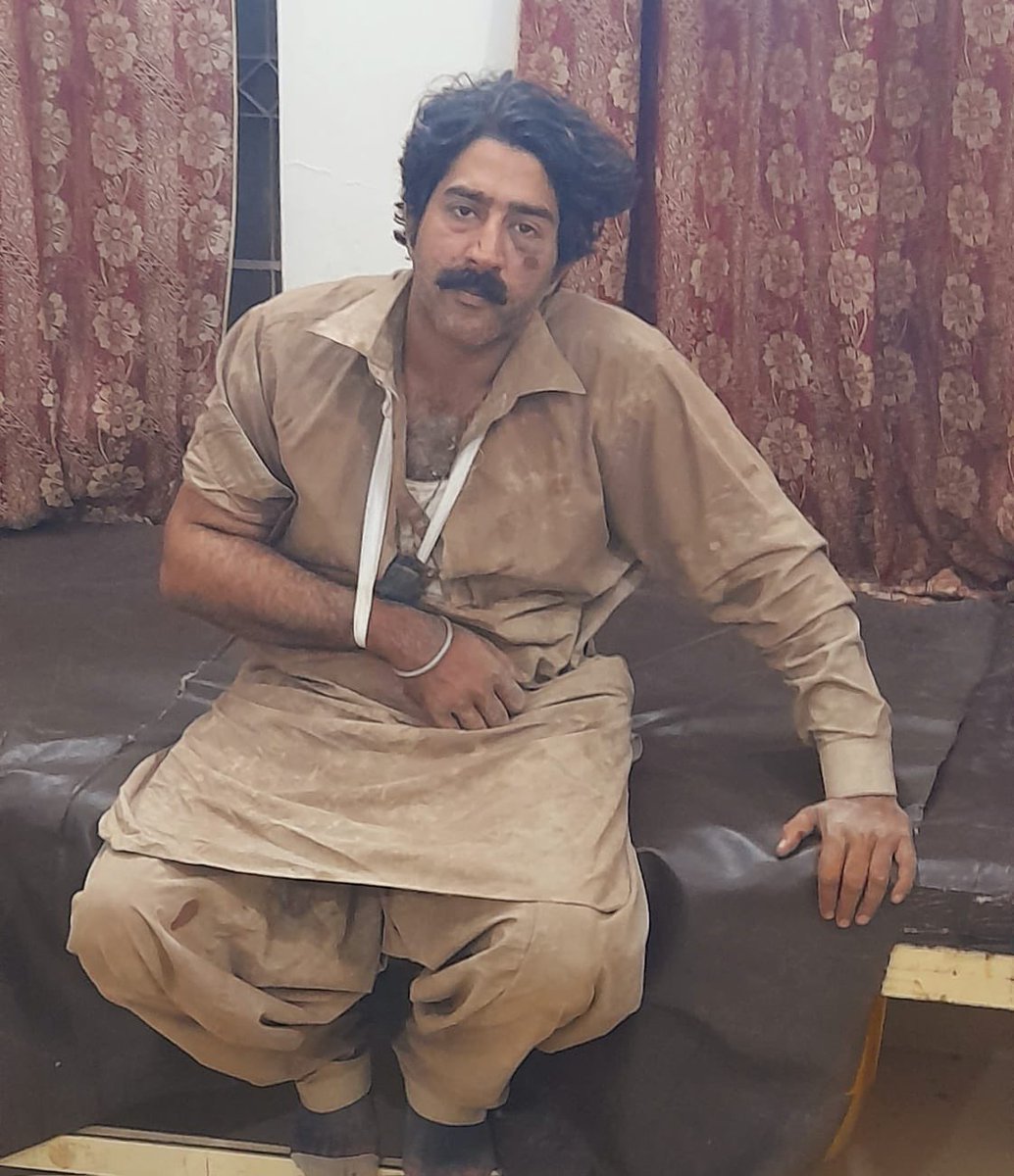 TalhaSaeed69's tweet photo. جائیداد کی لالچ نے چچا کو اندھا کر دیا۔ سیاسی اثر و رسوخ استعمال کرتے ہوئے پہلے بھتیجوں کی زمین پر قبضہ کیا، پھر دو سال قبل کرینز کی مدد سے گھر گرا دیا۔ یتیم بھتیجے بوڑھی والدہ کو لے کر شہر چھوڑنے پر مجبور ہو گئے۔ دو سال بعد محی الدین نامی نوجوان ریوینیو ڈیپارٹمنٹ ٹبہ سلطان پور میں اپنی اراضی کا ریکارڈ چیک کرنے دوبارہ گیا تو یوسف شاہ، حامد شاہ اور دیگر ملزمان نے محی الدین کو اسلحہ کے زور پر اغوا کیا اور ملتان میں شہریور بوسن کے ڈیرے پر لیجا کر ساری رات تشدد کا نشانہ بناتے رہے۔ تشدد کے زور پر جائیداد کا دعوی بھولنے اور دوبارہ کبھی ٹبہ سلطان پور نہ آنے کا کہتے رہے۔ حالت بگڑنے پر ون فائیو پر کال کی اور مشکوک قرار دے کر مقدمہ درج کروانے کی کوشش کی۔ ملتان پولیس نے معاملہ مشکوک جانتے ہوئے ملزمان کو پہلے حراست میں لیا اور مبینہ طور پر بعد میں رشوت لے کر ملزمان کو چھوڑ دیا۔ سالہا سال سے اپنی وراثتی جائیداد پر قبضہ چھڑوانے کی کوشش میں لگے پانچ  بھائی آج تک نہ تو جائیداد حاصل کر سکے بلکہ ملزمان کی مسلسل یزیدیت کا نشانہ بنتے رہے۔ اور تو اور اپنے وراثتی گھر کے گرائے جانے کے بعد در بدر کی ٹھوکریں کھانے پر مجبور ہیں۔ واقعہ کا مقدمہ تو درج ہو گیا لیکن "قانون کے  لمبے ہاتھ" تاحال ملزمان تک نہیں پہنچ پائے۔ بااثر افراد کے لیئے تو راتوں کو ہی عدالتیں کھل جایا کرتی ہیں، کیا یہ یتیم بھائی کبھی وطن خداداد میں اپنا حق حاصل کر پائیں گے؟
@OfficialDPRPP @GovtofPunjabPK @MohsinnaqviC42